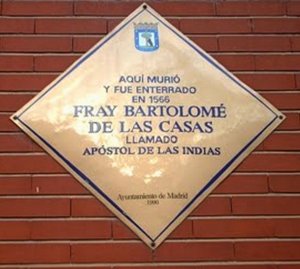 Мемориальная доска на стене монастыря Нуэстра-Сеньора-де-Аточа в Мадриде: «Здесь умер и был похоронен в 1566 году брат Бартоломе де Лас-Касас, названный апостолом Индий. Городской совет Мадрида, 1990».