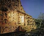 В самом знаменитом памятнике Кабаха. Дворце масок (на фото), висит 260 изображений Чака