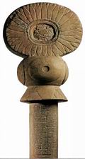 Каменный монумент из Тикаля рассказывает о приходе Рождающего Огонь, посла правителя по имени Филин-Копьеметатель