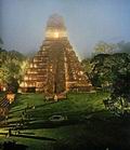 Среди джунглей на севере Гватемалы высятся развалины тикальского храма Великого Ягуара