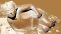 Терракотовая статуэтка отдыхающей женщины - одна из тысячи подобных фигурок, изготовленных теотиуаканскими ремесленниками. 11,5 см. в длину ||| 72Kb