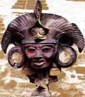 Крышка от жаровни. Изображает Кецальпапалотля, бога Бабочки-Кецаля. Атрибуты божества украшают его лицо. Перо, торчащее из его причёски, - стилизованный хоботок насекомого ||| 72Kb
