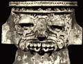 Это глиняное изображение бога Тлалока со слезами, вызывающими дождь, найдено в Зале рыцарей Орла и служило для разведения ритуального огня ||| 86Kb