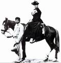 Художница Адела Бретон (сидит на лошади в дамском седле), рядом с ней стоит ее помощник и друг — мексиканец Пабло Солорио