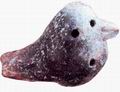 Маленькая глиняная птичка-дудочка всего шесть сантиметров от клюва до хвоста — была найдена в Куэльо в могиле ребенка, и до сих на ней можно сыграть вечное до-ре-ми-фа-соль