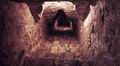 Ныряющая в подземелье Храма надписей каменная лестница с гладкими блестящими ступенями (наверху слева) — когда-то заваленная песком и камнями — уходит на 22 метра в глубину, к камере, где находится гробница Пакаля (справа)
