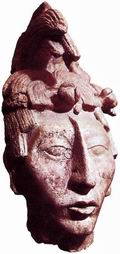 Один из двух скульптурных фрагментов, обнаруженных под гробницей Владыки Пакаля. — голова ив штука (предполагают, что это портрет Пакаля), вероятно, лишь часть статуи, сделанной в натуральную величину. Вторая статуя могла изображать жену Пакаля или, может быть, представляла его самого в юном возрасте