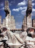 Массивные колонны, изображающие пернатого змея, стоят по обе стороны от чакмооля — полулежащего истукана с чашей в руках, сторожащего вход в Храм воинов. Чакмооли, найденные также и в других городах Мезоамерики, вероятно, держали когда-то в каменных чашах принесенные в жертву человеческие сердца. И чакмооль. и мотив пернатого змея указывают на сильное мексиканское влияние, проявившееся в позднейшей архитектуре майя