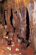 Более 600 ритуальных объектов были аккуратно разложены и оставлены лежать в пещере, вход в которую был завален камнями. Так и нашел их черев тысячу лет, в 1959 году, один экскурсовод из соседней Чичен-Ицы. Пещера Баланканче (Трон жреца Ягуара), как и многие другие подземелья, была священной для местных майя, которые поклонялись не только Чаку — богу дождя, но и какому-то 'пучеглазому божеству, которое похоже на ацтекского бога Тлалока. Его изображение есть на многих подношениях, в числе которых сосуды для сжигания смолы, миниатюрные зернотерки, фигурные сосуды из глины, камня, раковин. Эти находки, отнесенные методом радиоуглеродной датировки к 860 году н. э., говорят о том. что в то время на этой территории находились тольтеки