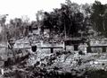 На этой фотографии. сделанной Томпсоном в 1920-е годы в городе Лабна, виден огромный полуразрушенный дворец — крупнейшее сооружение подобного рода в районе Пуука. Это здание высотой в 20 метров, сегодня лежащее в руинах, во времена майя не раз перестраивалось