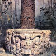Лицо, смотрящее на нас с алтаря, на котором майя совершали жертвоприношения, производит пугающее впечатление. На стеле, позади алтаря, с маской престарелого божества изображен 13-й правитель Копана - Вашаклахуун-Уб’аах-К’авииль (также известный как «18 Кролик»). Использование Казервудом игры света оживляет картину – свет падает на стелу, будто исходя от земли, поскольку тени от рук отбрасываются наверх, а не вниз. На алтарь, наоборот, свет падает сверху – это видно по теням, отбрасываемым бровями монстра.