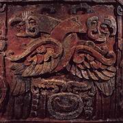 Штуковый фасад храма Маргарита, поверх которого позднее был воздвигнут «Храм 16». Сама Маргарита была, вероятно, построена около 450 года К'инич-… («Правителем 2») и выполняла функцию мемориального святилища К'инич-Йаш-К'ук'-Мо'. Изображенные на барельефе ара и кецали с переплетенными шеями и масками бога солнца в клювах образовывали полнофигурную запись имени К'инич-Йаш-К'ук'-Мо'.