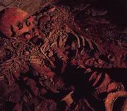 В недрах Маргариты археологи обнаружили самое богатое из известных женских захоронений в области майя. Останки покойной были покрыты красными пигментами гематита и киновари, из-за чего хозяйке гробницы дали прозвище «Госпожа в красном». В гробнице не обнаружено надписей, позволяющих установить личность царицы, но необычайное богатство и место погребения дают основания предполагать, что она была женой К'инич-Йаш-К'ук'-Мо' и матерью «Правителя 2».