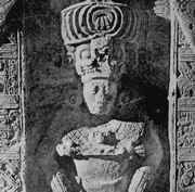 Стела 11 из Пьедрас-Неграс, установленная в 731 году. На монументе изображено воцарение Ицам-К'ан-Ака IV в 729 году.