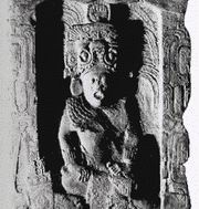 Стела 14 из Пьедрас-Неграс, установленная, вероятно, в 761 году. На монументе запечатлено воцарение К'инич-Йо'наль-Ака III в 758 году.
