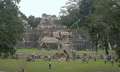 Рис. 2. Пирамидальные, храмовые и дворцовые постройки.  Центральная часть Тикаля.  Департамент Петен,  Гватемала ||| 42Kb