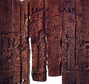 Великолепный пример резьбы по дереву майя классического периода. Притолока 3 из Храма IV была изготовлена из чрезвычайно твердой древесины дерева саподилла. На притолоке изображен Йик'ин-Чан-К'авииль, восседающий на паланкине, над его головой нависло божество небесного змея. Притолока была сделана в честь празднования победы над Вака' (Эль-Перу) в 743 году