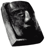 Каменная «коробка» неизвестного происхождения, предположительно была найдена в пещере. Относится ко времени правления К'инич-Туун-Чапаата. Еще в древности к «коробке» была добавлена голова из жадеита.