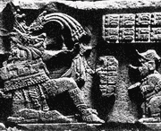 Иероглифическая лестница, ступень 7. Двое карликов наблюдают, как Йашун-Б'алам IV готовится принять на себя мяч, сделанный из тела лакамтуунского правителя.