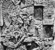 Стела 11 из Йашчилана,  установленная в 752 году. Йашун-Б'алам IV показан в маске бога дождя Чаака над тремя неизвестными пленниками.