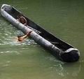 Река Амазонка. Выдолбленные из целого ствола пироги применяют и как средство транспорта, и для рыбной ловли. Используя простые весла и навыки, передаваемые из поколения в поколение, амазонские индейцы успешно справляются с опасными речными течениями