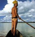 Река Амазонка. Многие индейцы сохраняют верность традициям. Отличительные признаки каража - татуировка на лице в виде темного круга и головной убор из ярких перьев птицы, например, краснобрюхих ара