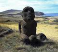 Остров Пасхи. Ранние статуи изображают людей, стоящих на коленях. В отличие от более поздних, высеченных из единого материала, для ранних статуй использовались самые разные камни