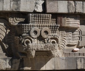 Скульптурный элемент храма Пернатого змея – головной убор в форме головы крокодила (или Змея войны/Мозаичного змея). Фото: Д. Иванов