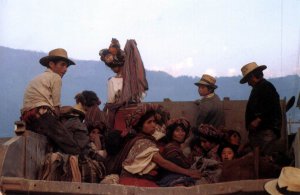 Беженцев майя вывозят на грузовиках в город после армейских рейдов. Фото Jean-Marie Simon, Guatemala: Eternal Spring, Eternal Tyranny.