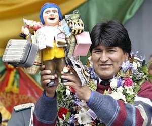 Боливийский президент Эво Моралес с куклой божества Экеко