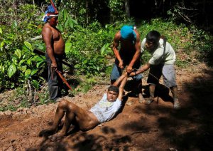 Индейцы каапор решили сами защитить лес Амазонии от нелегальных лесорубов. Фото - Lunae Parracho / Reuters