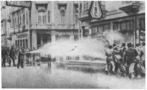 Разгон полицией демонстрации на улицах Гаваны. 20—30-е годы