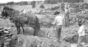 Рабочие, используя технику на конной тяге, очищают от земли каменную кладку развалин Фар Вью Хауса на вершине столовой горы в 1916 году. Археологи считают, что расположен­ные на вершине селения старше скаль­ных жилищ, которые были обитаемы на протяжении всего сотни лет. По­сле того как Конгресс Соединенных Штатов объявил Меса Верде нацио­нальным парком. Джесси Фьюкс (кото­рый является автором этой фотогра­фии) и Джесси Нусбаум провели там расхопки. Артефакты, обнаруженные ими в равных слоях, показали, что эти деревни заселялись несколько раз.