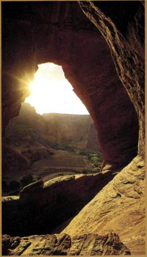 Лучи вечернего солн­ца освещают Окон­ную Арку — одно из самых эффектных со­оружении, созданных природой в Каньоне де Челли в штате Аризона. Анасази на протяжении тысячи лет строили здесь свои дома.