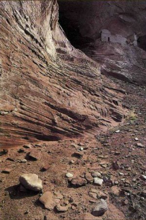  Пещера Мумий была названа так благода­ря найденным в ней одной из экспедиций XIX века человеческим останкам. Она расположена на высоте 30,5 метра над усеянной камнями и мусором древней тро­пой в каньоне де Челли в Аризоне. В этом месте находится большое скальное жилище, относящееся к культуре Анаса­зи. в том числе и изображенная здесь по­стройка, которая имеет 15 комнат и трехэтажную башню.