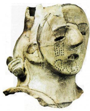  Фрагмент керамического изделия, найден­ный в Пуэбло Бонито в Чако-Каньоне, в обычном для искусства анасази стиле изо­бражает лицо человека. Высота фрагмента достигает 15 сантиметров. Датируется он приблизительно 1100 годом н. э.