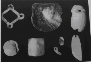  Ракушечные украшения из Сан-Хосе-Моготе. Объект в верхнем левом углу может быть перламутровым держателем для зеркала из магнетита; справа почти целая створка жемчужницы.