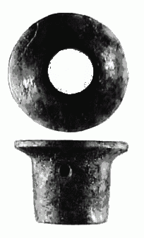 107. Это элегантное ушное украшение из жадеита было найдено в Доме 16, пристройке, связанной с Домом 17, Сан-Хосе-Моготе. Диаметр 2.8 см.