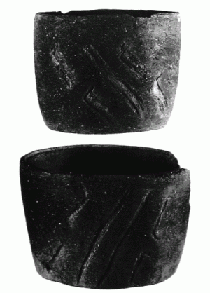 109. Две маленькие цилиндрические чаши с резными мотивами Молнии, найденные с Погребением 4 в Абасоло. Такие сосуды обычно находили с мужчинами. Диаметр верхнего сосуда 8.3 см.