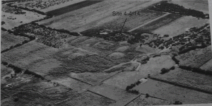 130. Вид с воздуха на маунды Йегуиха (Поселение 4-4-14), на земле Класса II в субдолине Тлаколула. В нижнем левом углу фотографии можно видеть следы старого сельскохозяйственного канала для паводковой воды.