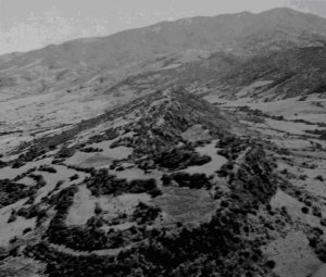 170. Пенья де лос Корралес, возле Магдалена-Апаско в субдолине Этла, представляет типичный пример расположения на удобной для обороны вершине холма. Такое расположение выбирали многие сообщества фазы Монте-Альбан Iс.