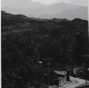 198. Огромные археологические маунды поднимаются над защитной вершиной холма возле Сучилькитонго в северной части субдолины Этла.