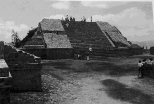 208. Пирамидальная платформа и лестница Храма g в Монте-Альбане, где были погребены две принесенные в жертву женщины с подношениями из керамики, жадеита и перламутра.