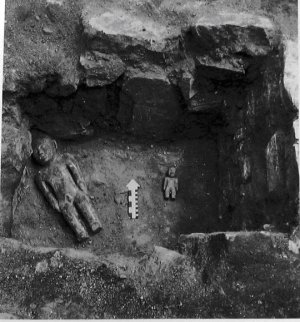 218. Каменный отсек для подношений под полом Структуры 35 в Сан-Хосе-Моготе. Две жадеитовые фигурки показаны там, где они изначально лежали.
