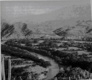 240. Крепость Киотепек охраняет природный перевал в горах между долиной Теуакан и Куикатлан-Каньяда. Все путники, переправившиеся через реку на переднем плане, должны были пройти через площадь под крепостью.
