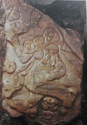 VII Монумент 3 из Сан-Хосе-Моготе, резной камень с изображением принесенного в жертву пленника. Длина 1.45 м. Поздняя фаза Росарио (шестой век до н. э.).