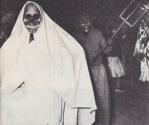 ухмыляющаяся «маска смерти» на карнавале