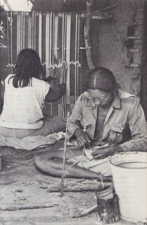 сельские женщины создают пончо