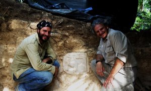 Археологи Максиме Ламоре и Марчелло Кануто с элементом 55 из Ла-Короны. Фото: Erin Patterson