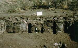 Архивные фотографии, где показаны найденные археологами остатки каменной кладки (слева) стены здания в Маунтэйн Лайон Хэмлит. За той кладкой была обнаружена стена из хакаля (справа), заполненного землей каркаса из прутьев.
